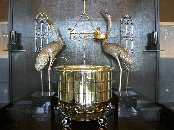豪華な金の浴槽