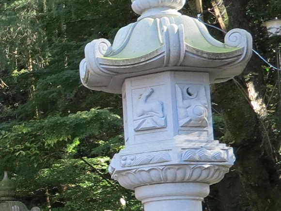 石の灯篭に彫られたレリーフ