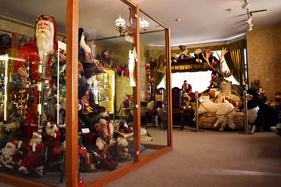 サンタの人形がたくさんの部屋