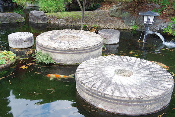 池に設置された３つの石臼
