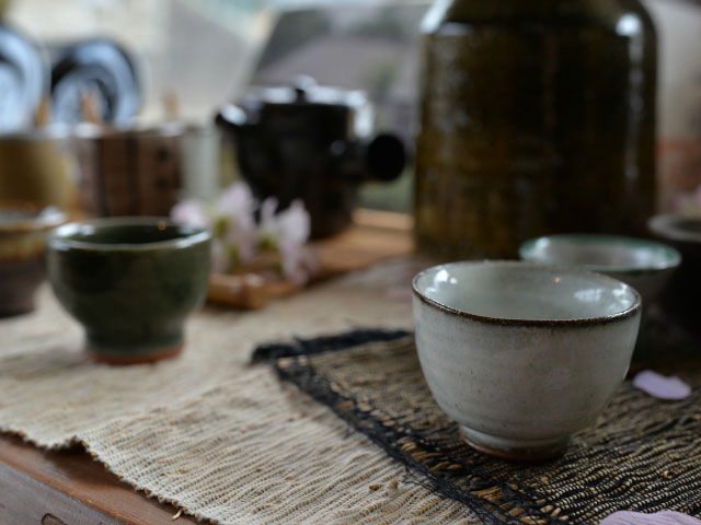 机の上に並ぶいくつもの陶器