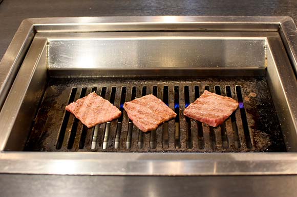 ロースターで焼かれている肉