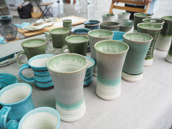 緑と青の味のある陶器