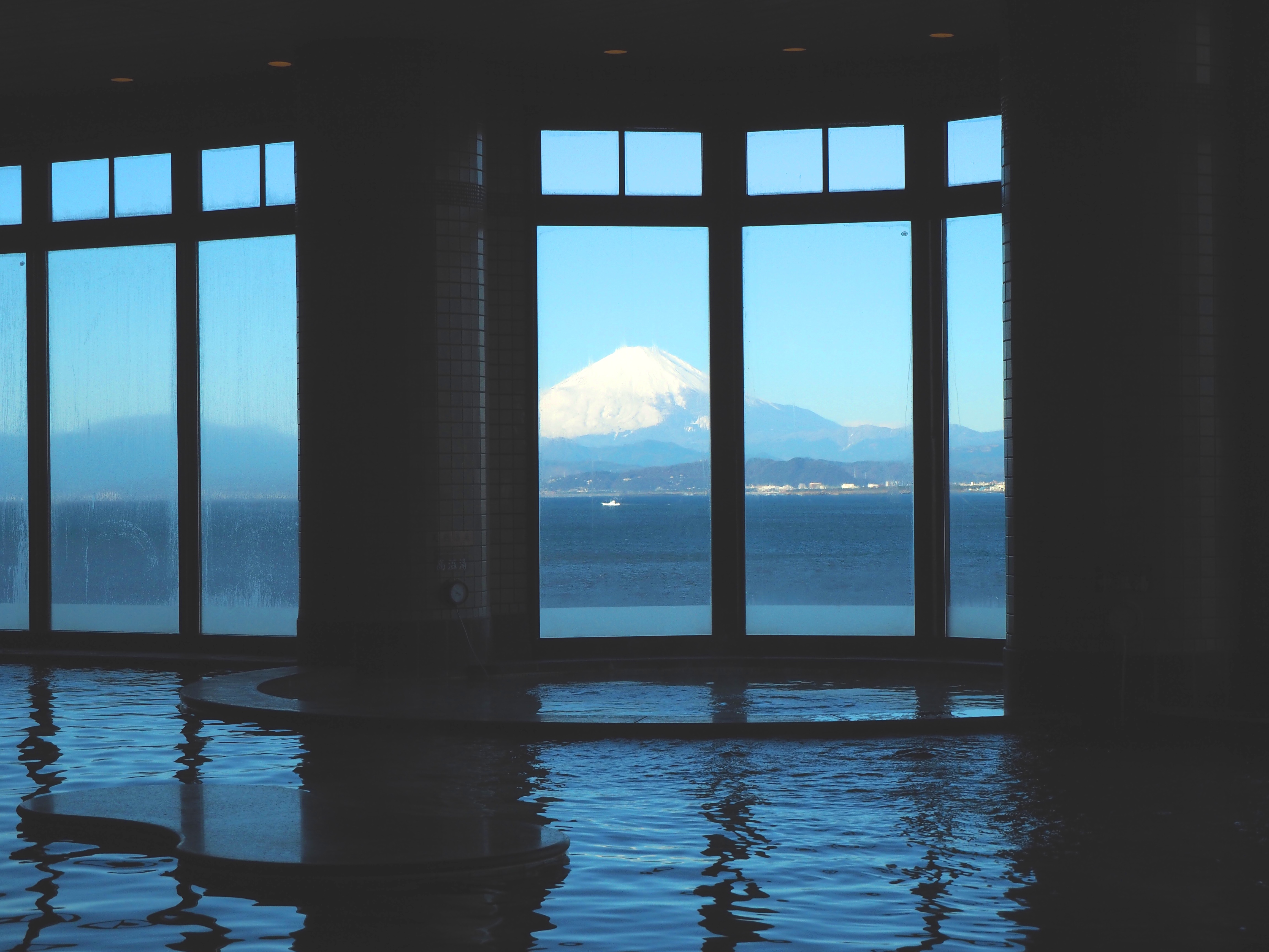 浴場の窓から見える富士山