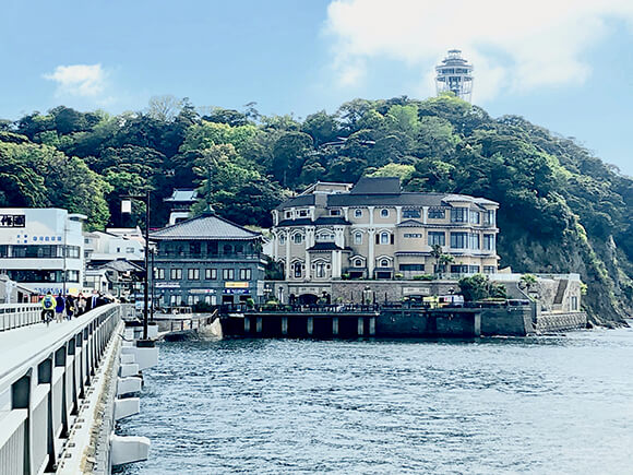橋から見た江の島ホテル本館