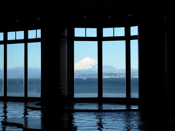 窓いっぱいに見える富士山