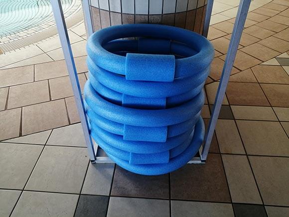 浮き輪に似た青い浮き具