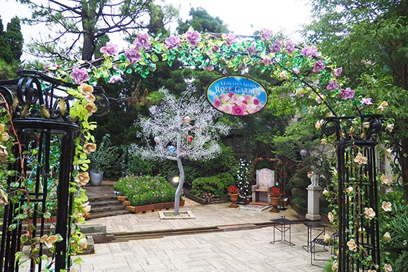 バラの庭園入口
