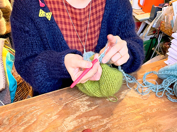 帽子を編む女性の手元