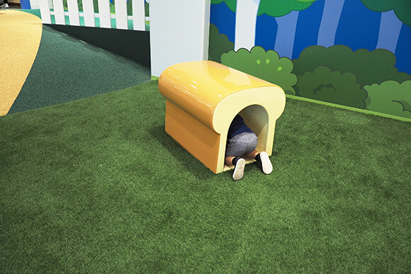 パンの形の小屋に潜り込む子供