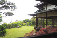 手入れされた庭園と日本家屋