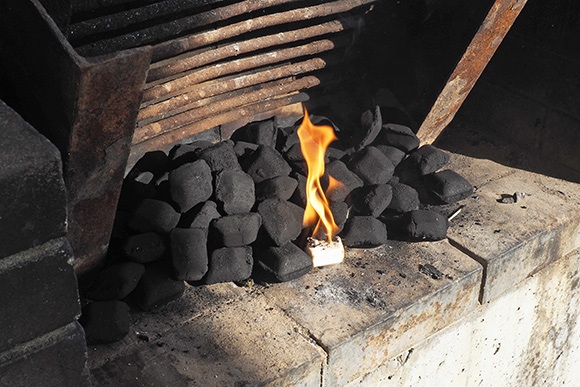 着火剤から炭に燃え移る炎