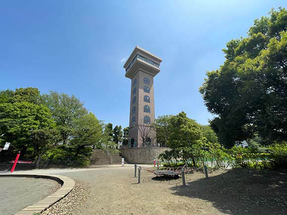 公園内に建つ高い塔