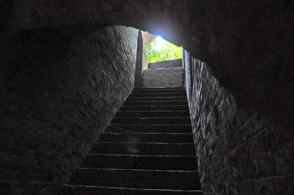 外へ続く真っ暗な階段