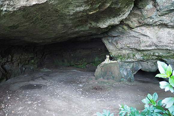 岩の隙間の奥に続く洞窟