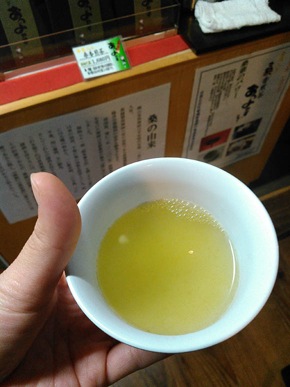 白い湯呑に綺麗な緑色のお茶