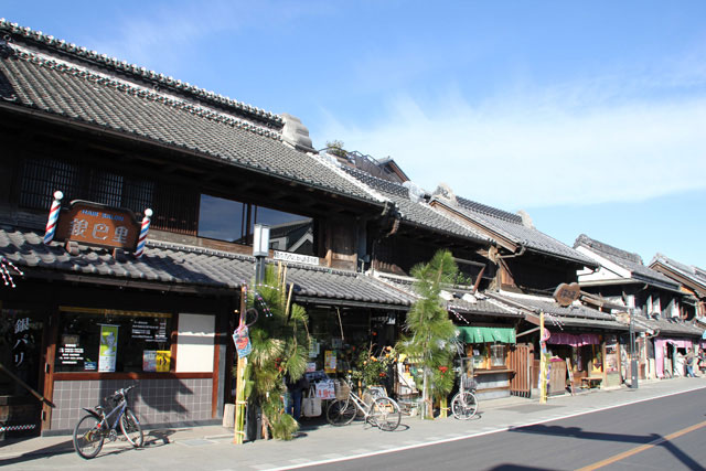 古い日本家屋が続く街並み