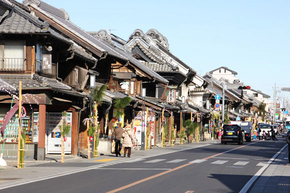 昔ながらの日本家屋が並ぶ道路