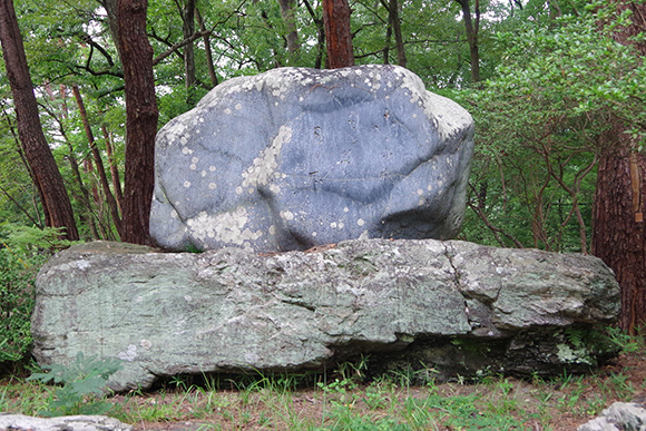 岩の上にある石碑
