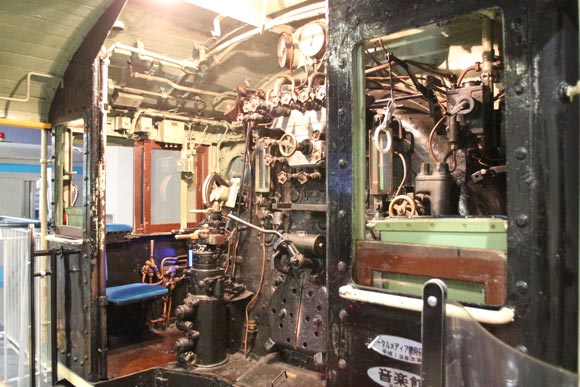 D51形式蒸気機関車の運転席内部
