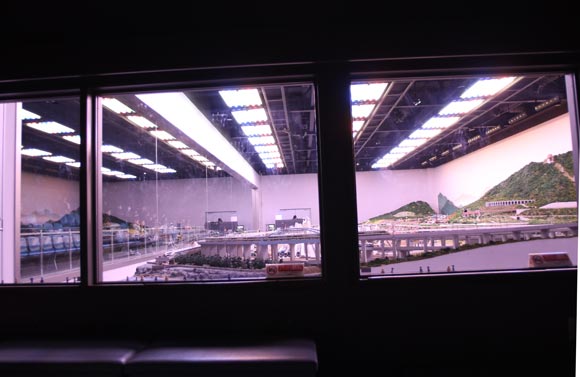 窓から見える模型鉄道ジオラマ