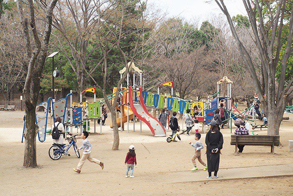 公園の遊具で遊ぶ子どもたち