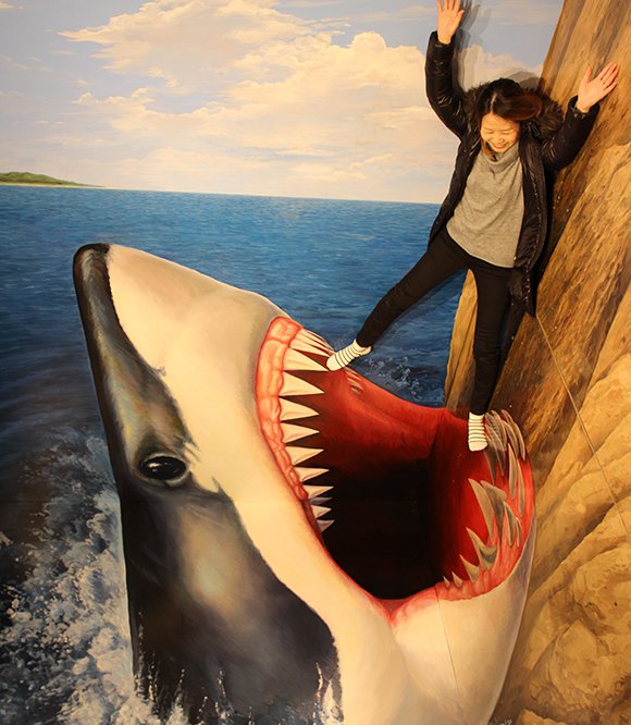 サメに食べれらそうに見えるトリックアート