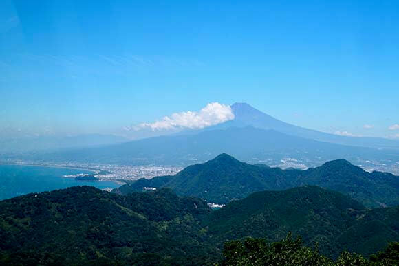 遠くに見える富士山