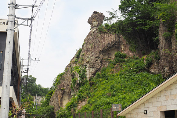 崖の上に乗っている岩