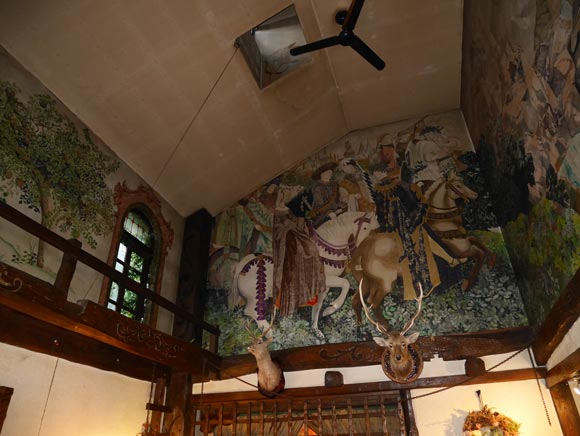 天井近い壁を覆うフレスコ画