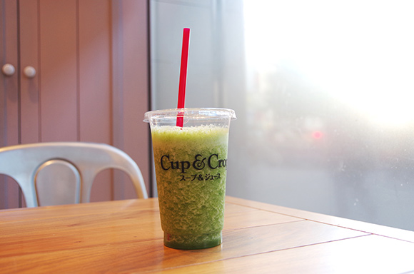 カップに入った緑のジュース