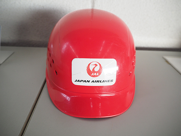 ロゴ入りの赤いヘルメット