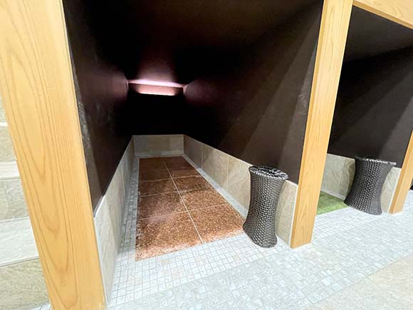 横穴式の一人用の岩盤浴室