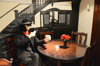 探偵物語の人形が座るテーブル