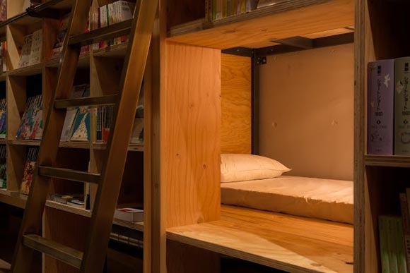 本棚に隠れた寝室