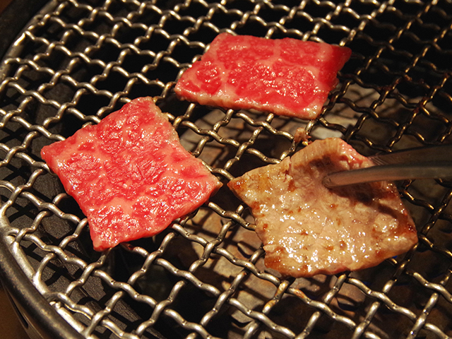 網の上で焼かれる肉
