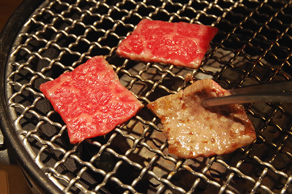 網の上で焼かれる肉