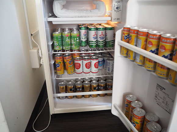 缶ジュースが並ぶ冷蔵庫