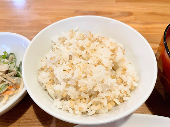 お茶碗に盛り付けられた玄米飯