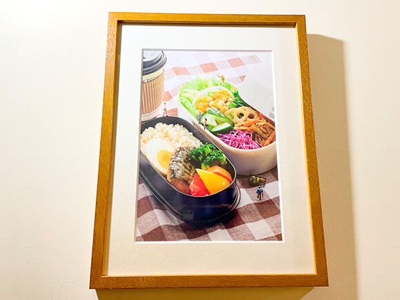 壁に飾られたお弁当の写真