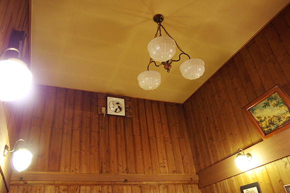 天井と西洋風のランプ