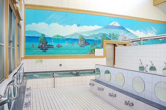 大きな富士山の絵がある浴場