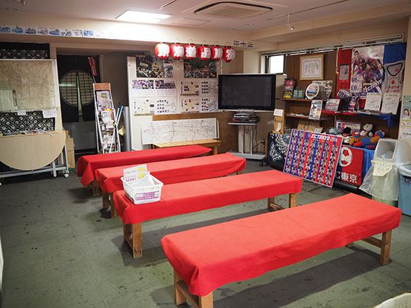 赤い毛氈敷きの椅子が並ぶ部屋