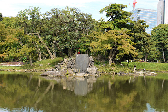 池と亀の頭に見立てた石