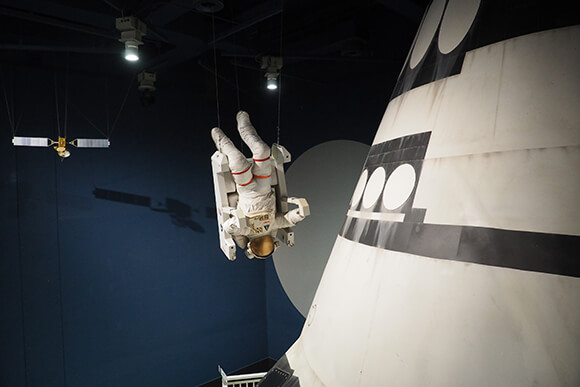 宇宙飛行士の人形と宇宙船