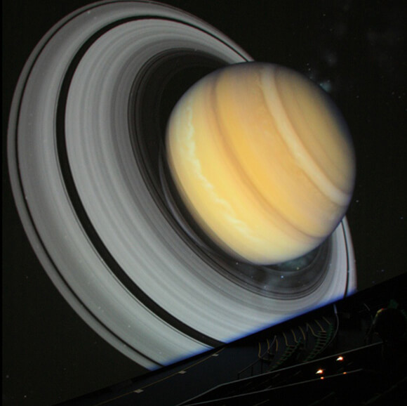 スクリーンに映し出された土星