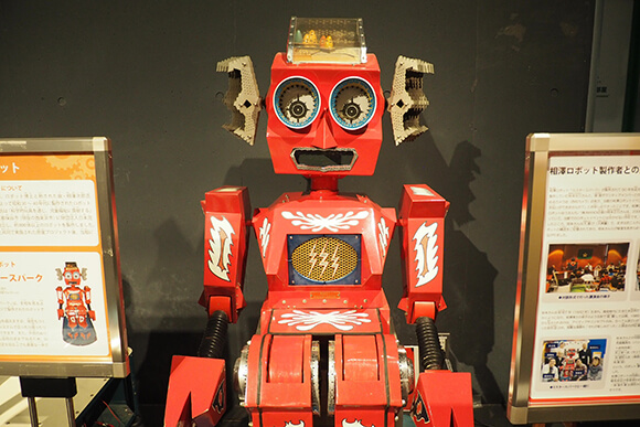 赤いレトロなロボット