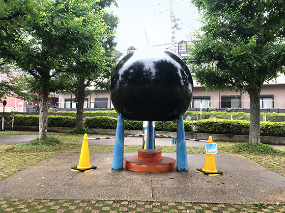 大きな黒い球体