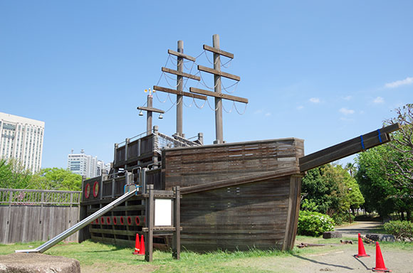 木製の大きな船のアスレチック