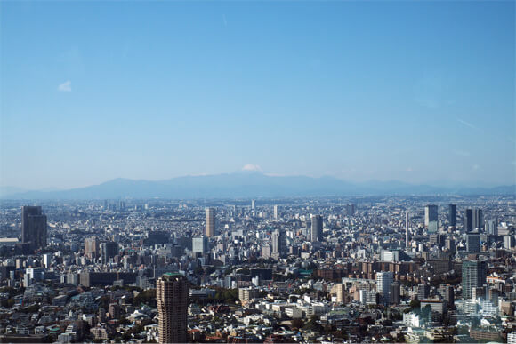 街並みの奥に見える富士山